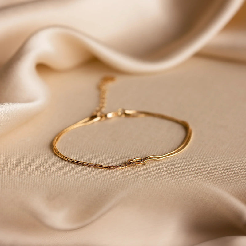 Infinity Knot Bracelet – Meaningful Gift for Couples, Best Friends & Family